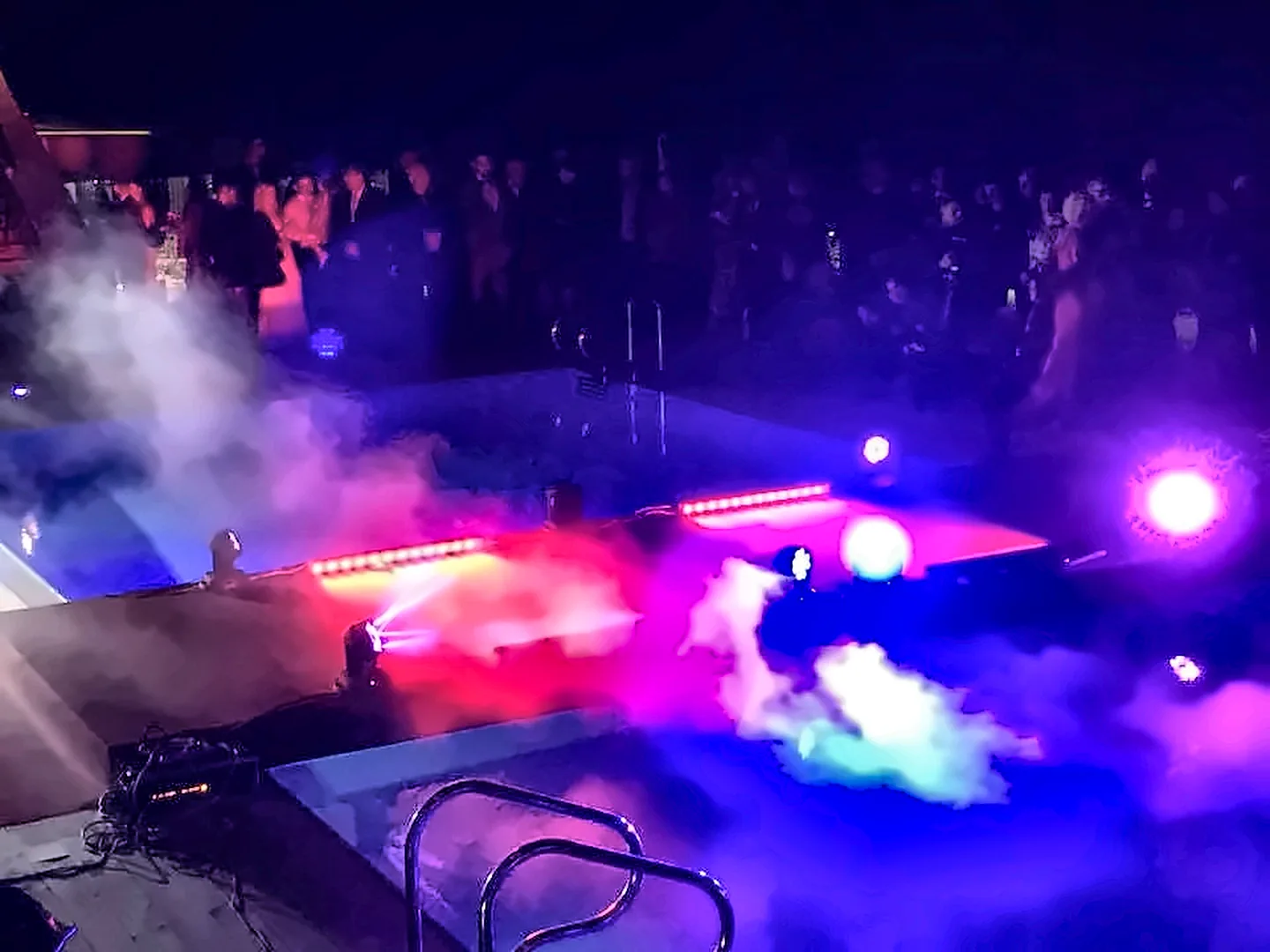 Bazénová party s mlhou a barevným osvětlením