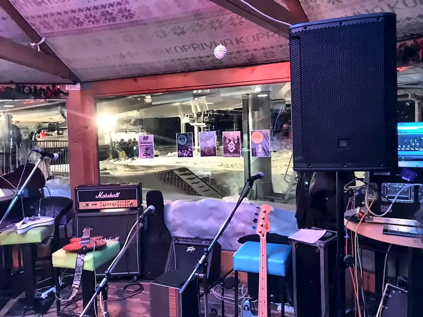 Ozvučení a backline připravené na koncert