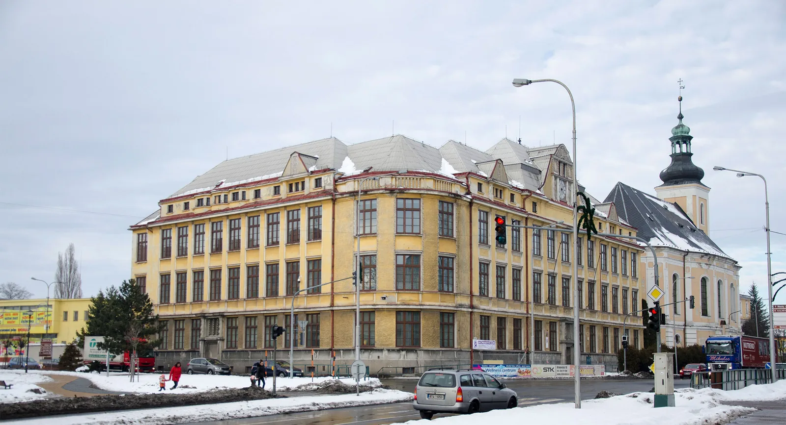 Gymnázium Bruntál na Dukelské ulici ve dne