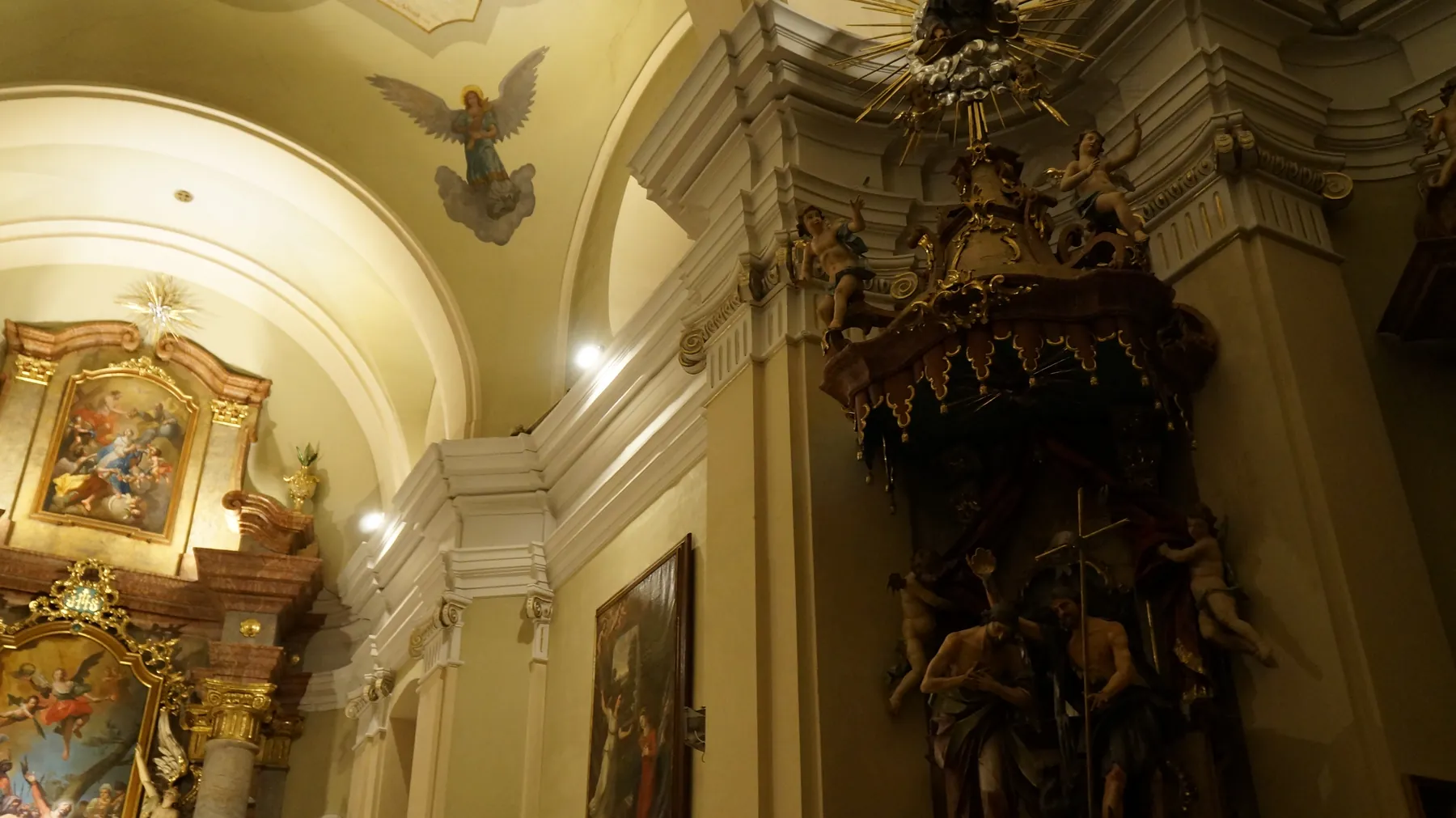 Nasvícený presbytář s hlavním oltářem kostela sv. Bartoloměje v Zábřehu