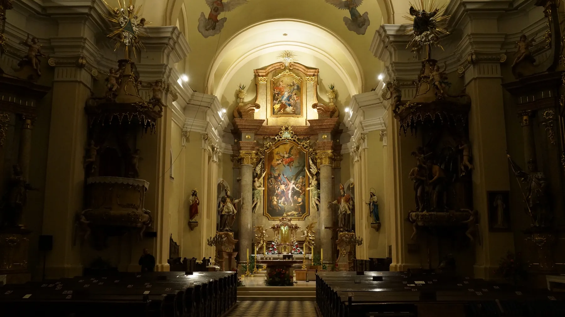 Nasvícená loď kostela sv. Bartoloměje v Zábřehu s kazatelnou a lavicemi